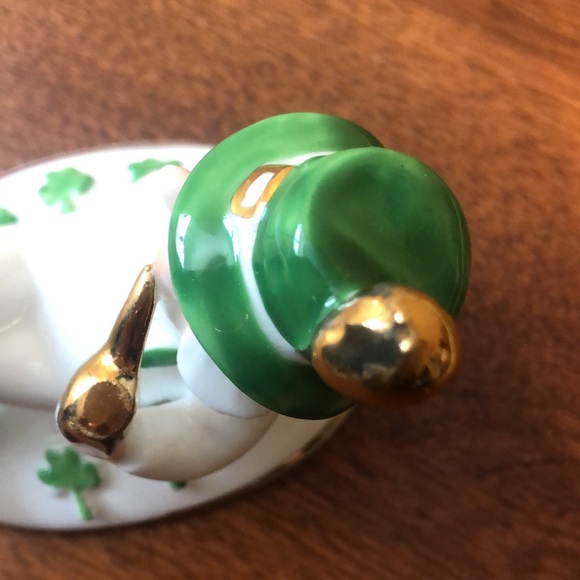 Schmid Bone China 1982 Leprechaun Figurine Pipe Shamrocks Gold Accent - Picture 7 of 9